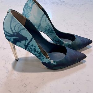 Ted Baker London gold 3.5 inch heel with aqua blue pattern - Size 9